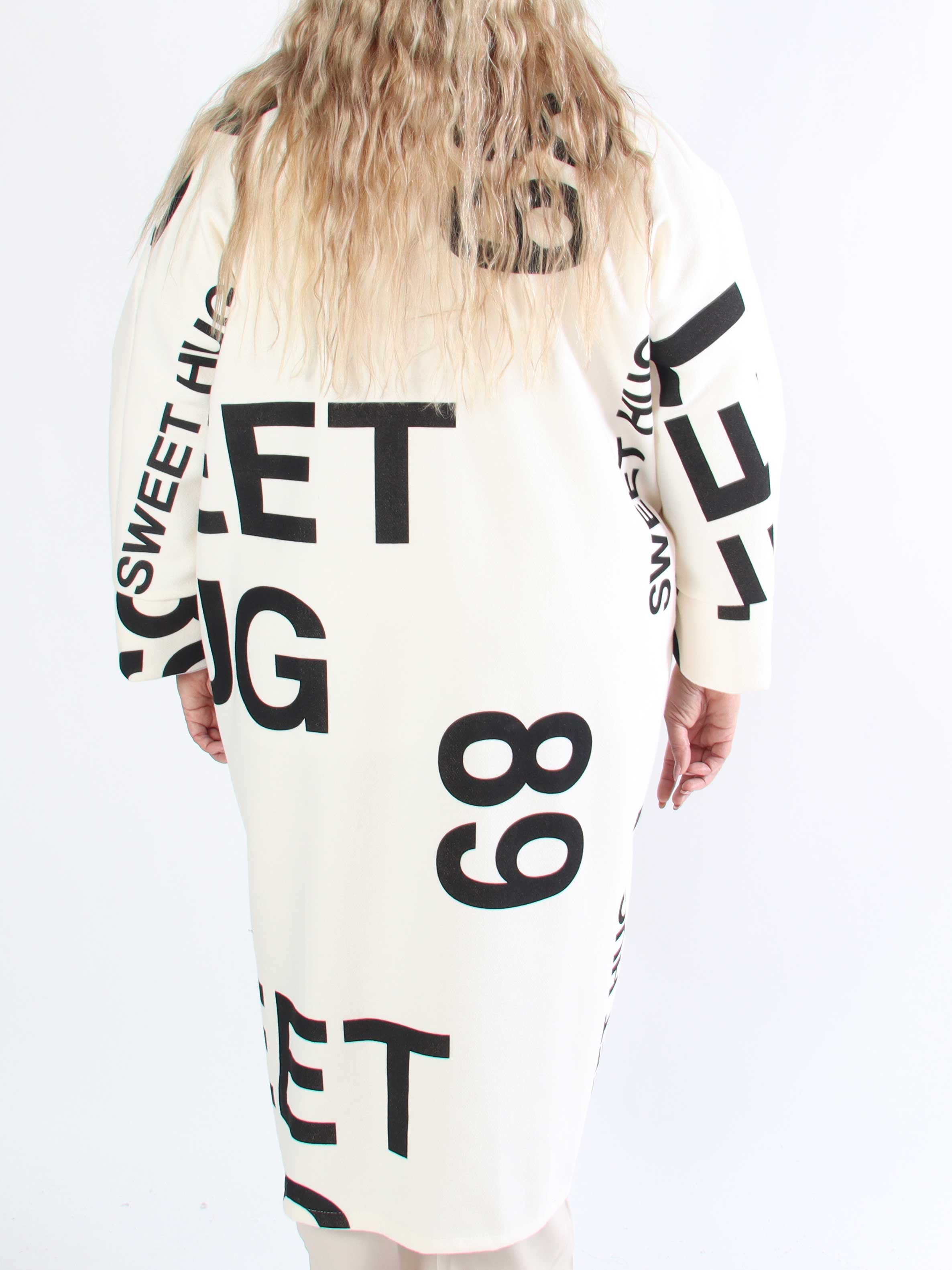 Annah Graphic - Plus size kappa med tydliga sömmar och text